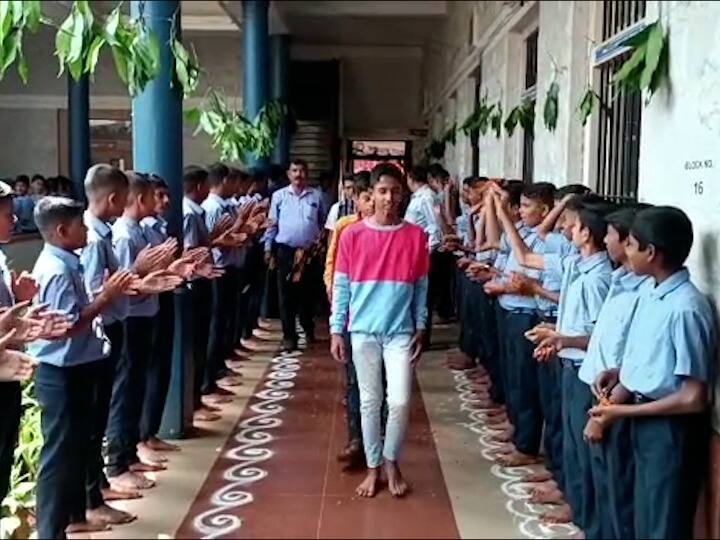 बेळगावातील प्राथमिक आणि माध्यमिक शाळा विद्यार्थ्यांनी गजबजलेल्या पाहायला मिळाल्या. विद्यार्थ्यांच्या स्वागतासाठी शाळेत रांगोळ्या काढण्यात आल्या होत्या.