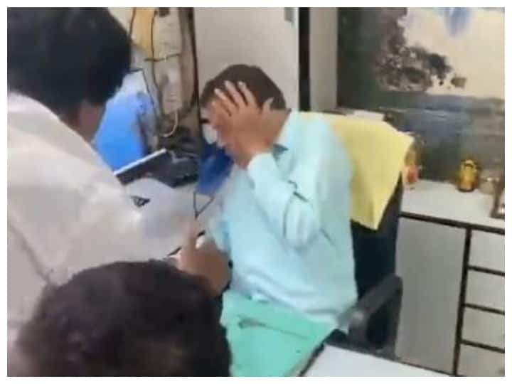 Maharashtra state BJP spokesperson Vinayak Ambekar was slapped by NCP Workers Viral Video: शरद पवार पर टिप्पणी से भड़के NCP कार्यकर्ता, बीजेपी प्रवक्ता विनायक आंबेकर को जड़ा थप्पड़