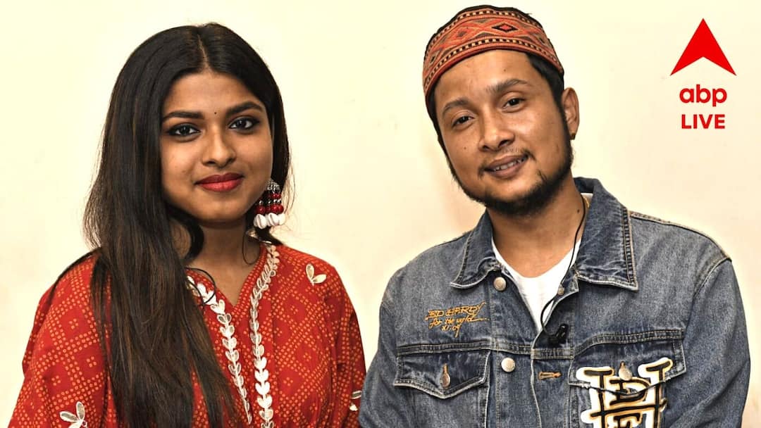 Arunita Pavandeep: রসগোল্লার স্বাদ, ঠোঁটে বাংলা গান, অরুণিতার সঙ্গে কলকাতায় এসে 'বাঙালি বাবু' পবনদীপ Arunita Pavandeep: Singer Pavandeep Rajan came to Kolkata for the first time with Arunita, sang Bengali song Arunita Pavandeep: রসগোল্লার স্বাদ, ঠোঁটে বাংলা গান, অরুণিতার সঙ্গে কলকাতায় এসে 'বাঙালি বাবু' পবনদীপ