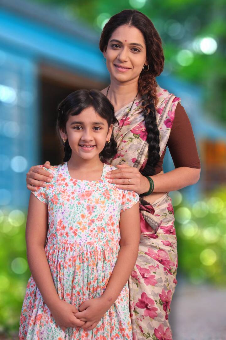 सेटवर अवनी सर्वांचीच लाडकी आहे. मालिकेतली आई म्हणजेच ऊर्मिला कोठारेसोबत तिची छान गट्टी जमून आली आहे. आई-मुलीचे इमोशनल सीन अवनी अगदी सहजरित्या साकारते.