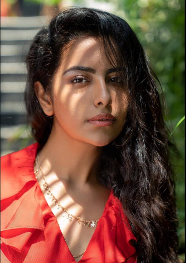 फोटोमध्ये अविका ही लाल रंगाचा क्रॉप टॉप, ब्लू डेनिम आणि मोकळे केस अशा लूकमध्ये दिसत आहे. (Avika Gor/instagram)