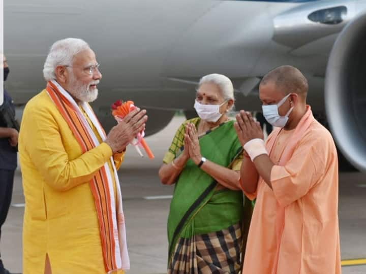 PM Modi receives warm welcome by CM CM Yogi Adityanath PM Modi के लखनऊ पहुंचने पर CM Yogi बोले- शेषावतार भगवान लक्ष्मण की पावन नगरी में स्वागत है