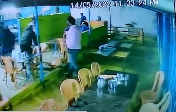 Kuppam YCP Leaders attack dhaba| కుప్పంలో ఓ దాబాపై వైసీపీ నేతల దాడి|ABP Desam