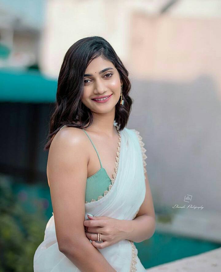 செய்தி வாசிப்பாளராக பணியைத் தொடங்கினார்