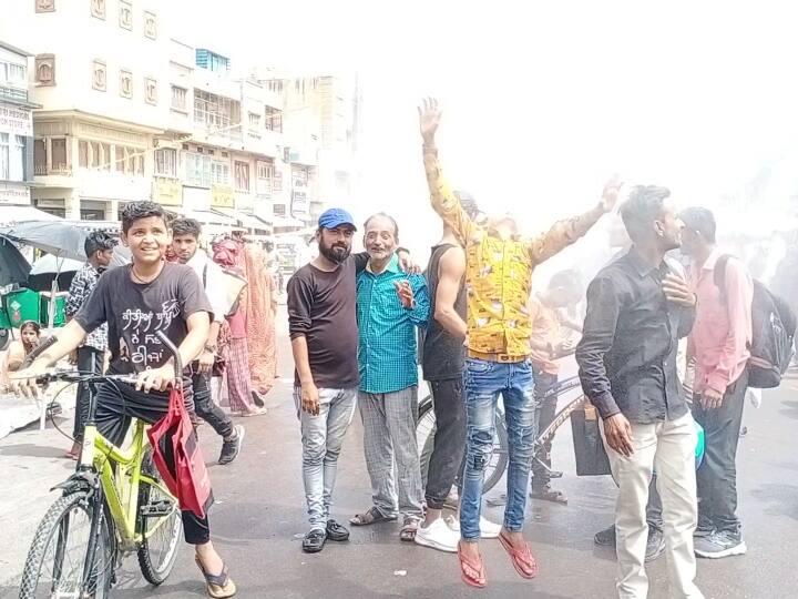 जोधपुर शहर में इन दिनों नगर निगम के द्वारा सड़कों पर पानी का छिड़काव किया जा रहा है. एंटी स्मॉग गन से पानी का छिड़काव सुबह से शाम तक सड़कों पर किया जा रहा है. सड़कों पर जैसे मानों बारिश का नजारा देखने को मिलता है.