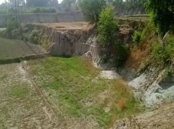 The action of Punjab Police in Jalalabad of Fazilka district on charges of illegal mining of sand is in the headlines. Police have arrested a farmer here ਪੁਲਿਸ ਦਾ ਕਾਰਨਾਮਾ! 5 ਕਿਲੋ ਰੇਤ ਤੇ 100 ਰੁਪਏ ਬਰਾਮਦ ਕਰ ਕਿਸਾਨ 'ਤੇ ਠੋਕਿਆ ਨਜਾਇਜ਼ ਮਾਈਨਿੰਗ ਦਾ ਕੇਸ, ਕਿਸਾਨ ਬੋਲਿਆ ਮੈਂ ਤਾਂ ਜ਼ਮੀਨ ਪੱਧਰੀ ਕਰ ਰਿਹਾ ਸੀ....