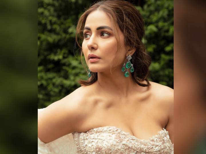 हिना खानने हिरव्या रंगाच्या कानातले आणि अंगठ्या घालून तिचा हा लूक पूर्ण केला आहे.