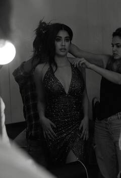 ਜਾਨ੍ਹਵੀ ਕਪੂਰ ਨੇ ਇਕ ਵਾਰ ਫਿਰ ਵਧਾਇਆ ਇੰਟਰਨੈੱਟ ਦਾ ਪਾਰਾ, ਵੇਖੋ ਸ਼ਾਨਦਾਰ ਤਸਵੀਰਾਂ