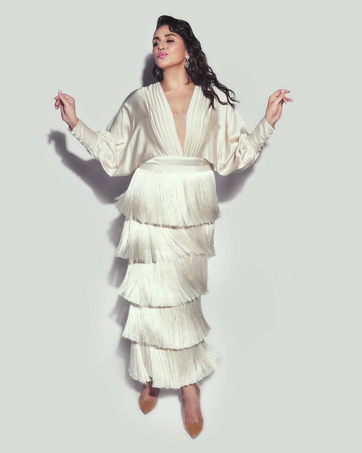 ਬਾਲੀਵੁੱਡ ਅਤੇ ਓਟੀਟੀ ਦੀ ਦੁਨੀਆ 'ਚ ਆਪਣੀ ਕਾਬਲੀਅਤ ਨੂੰ ਸਾਬਤ ਕਰ ਚੁੱਕੀ ਐਕਟਰਸ ਹੁਮਾ ਕੁਰੈਸ਼ੀ ਨਾ ਸਿਰਫ ਆਪਣੀ ਅਦਾਕਾਰੀ ਕਾਰਨ ਸਗੋਂ ਆਪਣੀਆਂ ਖੂਬਸੂਰਤ ਤਸਵੀਰਾਂ ਕਾਰਨ ਵੀ ਸੁਰਖੀਆਂ 'ਚ ਰਹਿੰਦੀ ਹੈ।