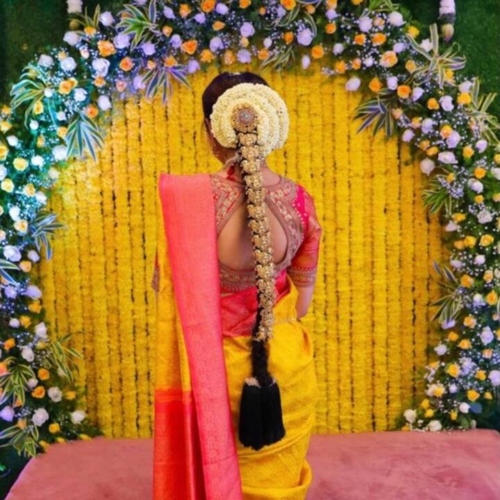 ఈ సీమంతం ఫొటోలు చూసిన అభిమానులు హీరోయిన్‌కు మరోసారి శుభాకాంక్షలు తెలుపుతున్నారు.  (Image credit: Pranitha Subhash Instagram)