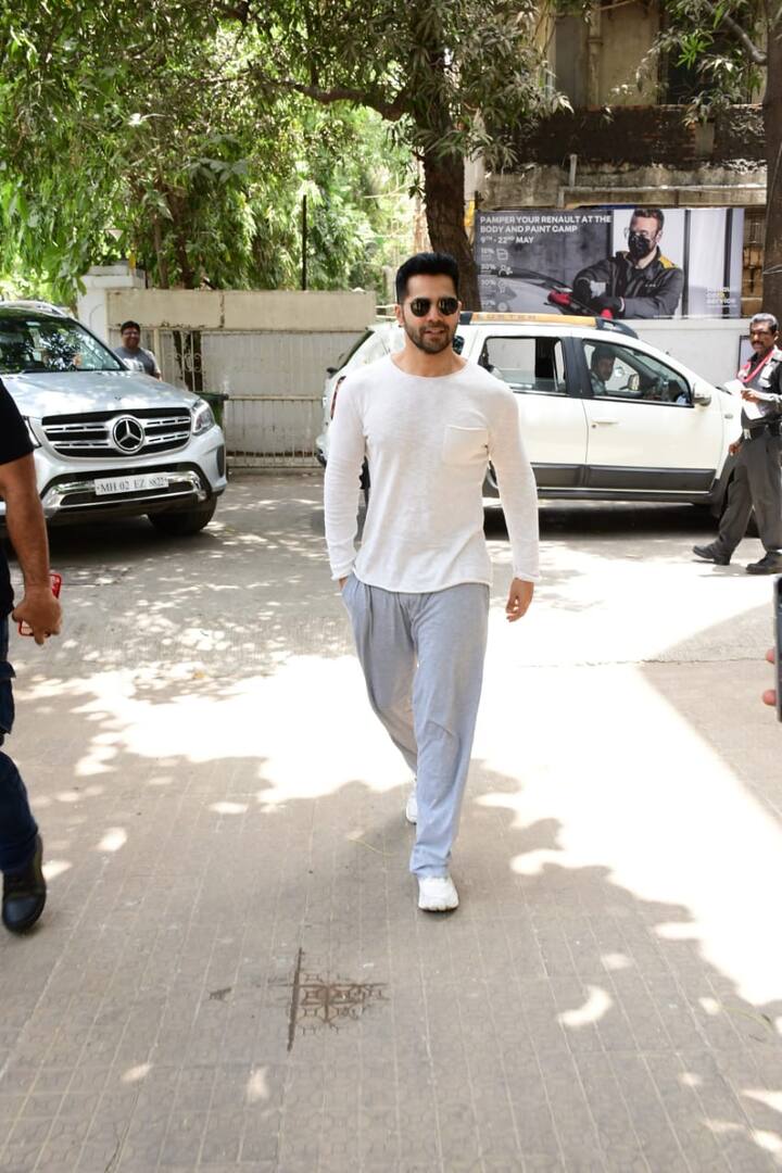 ऐसे में मीडिया के सामने दर्शकों से मिल रहे प्यार के लिए धयवाद करते हुए वरुण ने अपनी खुशी को जगजाहिर किया.