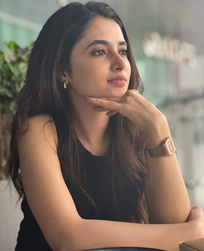 உன்னோட நடக்கின்ற சிறு தூரம் கிடைக்கின்ற சில நேரம் என் வாழ்வின் வரமாகவே இரவெல்லாம் உன்னை தேடி அலைக்கின்றேன்