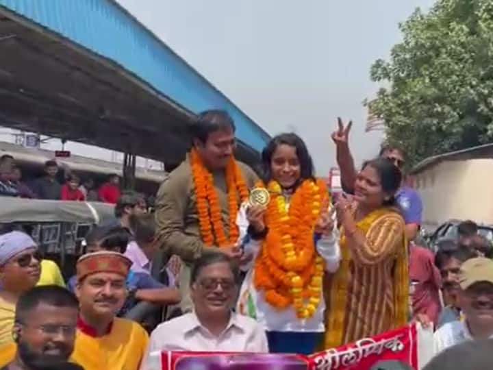 Gorakhpur Uttar Pradesh grand welcome to Aditya Yadav who won gold medal in Deaflympics ANN Deaflympics: गोल्डन गर्ल आदित्या का गोरखपुर में भव्य स्वागत, ब्राजील डेफ ओलंपिक में जीता है सोना