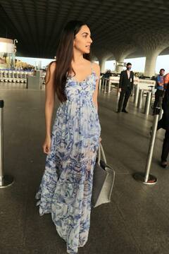 Photos: एयरपोर्ट पर बिजलियां गिराती नजर आईं Kiara Advani, ब्लू मैक्सी ड्रेस में एक्ट्रेस लगीं बेहद खूबसूरत