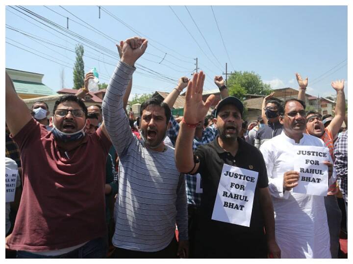 Rahul Bhatt Murder Case BJP leaders faced protest from protesters in Budgam Rahul Bhatt Murder: BJP नेताओं को करना पड़ा विरोध का सामना, प्रदर्शनकारी बोले- जब आंसू गैस के गोले चल रहे थे तब कहां थे?