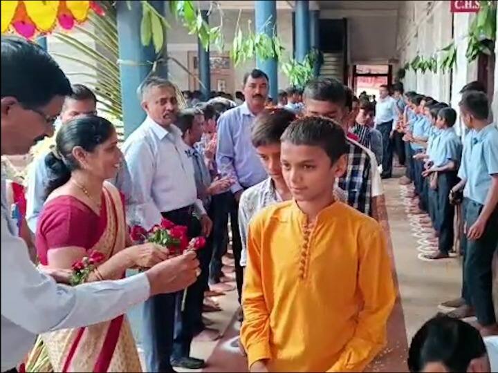 विद्येची देवता सरस्वती देवीच्या प्रतिमेचे पूजन शाळा शुभारंभ प्रसंगी विद्यार्थ्यांच्या हस्ते करण्यात आले. शाळेत येणाऱ्या विद्यार्थ्यांचे गुलाब फूल देऊन शिक्षकांनी स्वागत केले. यावेळी विद्यार्थ्यांच्या बरोबर आलेल्या पालकांचे देखील फूल देऊन स्वागत करण्यात आले.