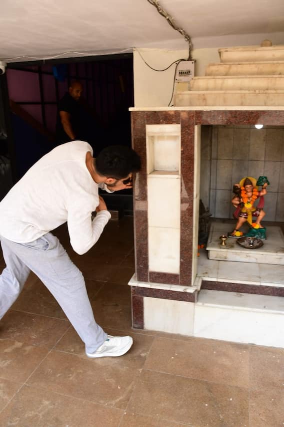 Photos: डांस क्लास में जाने से पहले दिखा Varun Dhawan का धार्मिक रूप, भगवान हनुमान से आशिर्वाद लेते दिखे एक्टर