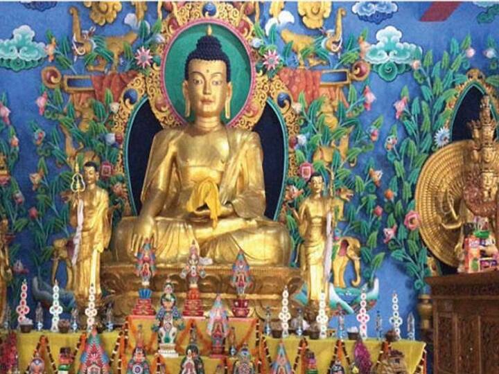 चीन ने जब तिब्बत पर कब्जा कर लिया था तब काफी संख्या में तिब्बती परिवार भारत में शरण लेने पहुंच गए थे. इनमें से कुछ परिवार करीब 60 के दशक में तिब्बत जैसी वादियों वाले मैनपाट में बसाए गए थे. उस समय मैनपाट सड़क, पानी, बिजली जैसी मूलभूत सुविधाओं से कोसों दूर था, तभी 1965 के आसपास मंदिर का निर्माण शुरू किया. किसी निर्माण के लिए बालू, ईंट, गिट्टी के लिए आज भी वहां के लोग तराई में बसे इलाकों या जिला मुख्यालय अम्बिकापुर पर डिपेंड हैं, तो उस वक्त मंदिर निर्माण में कितनी परेशानियों का सामना करना पड़ा होगा.