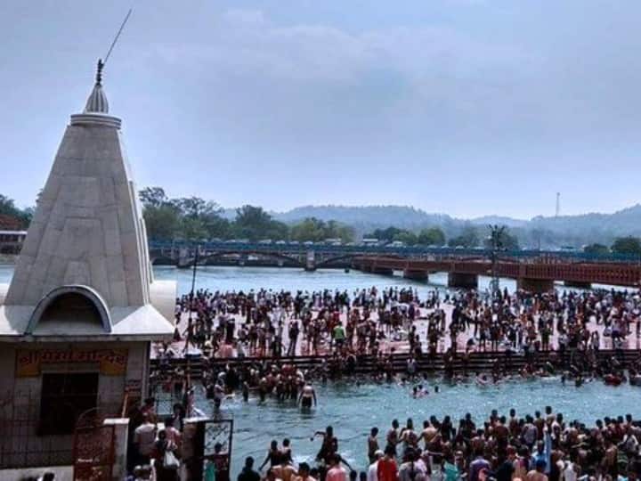 यहां पर सुबह से ही श्रद्धालुओं को बुद्ध पूर्णिमा पर आस्था की डुबकी लगाते हुए देखा जा रहा है.