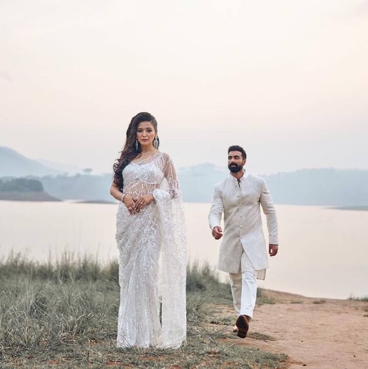 तुषार ने अपनी मंगेतर त्रिवेणी के साथ कुछ खूबसूरत तस्वीरें साझा कीं है जिनके साथ लिखा, 'नई शुरुआत के लिए हमें अपना प्यार और आशीर्वाद दें'