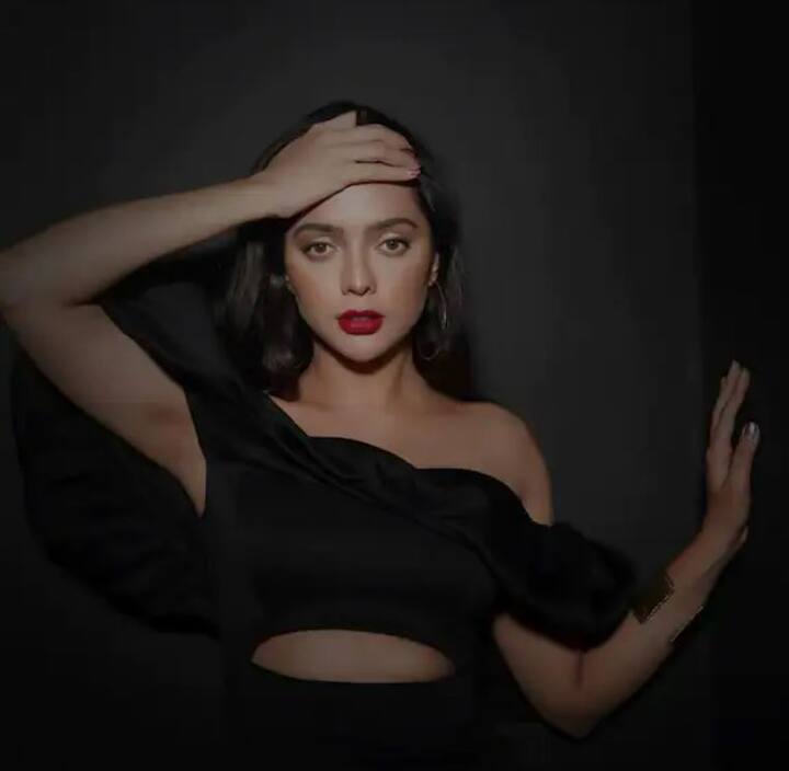 ભોજપુરી અને બોલિવૂડ જગતનું જાણીતું નામ એટલે રુહી સિંહ. રુહી સિંહ હાલના દિવસોમાં સોશિયલ મીડિયા પર પોતાના ફોટોથી ધૂમ મચાવી રહી છે.