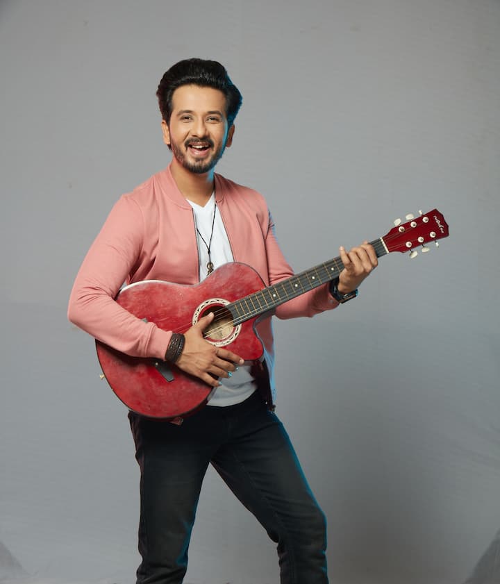 गाण्याची आवड असणारी स्वरा ज्या गायकाच्या प्रेमात आहे त्या सुप्रसिद्ध गायक मल्हारची भूमिका साकारत आहे अभिनेता अभिजीत खांडकेकर.