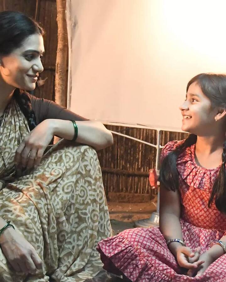 उर्मिला आपल्या लेकीप्रमाणेच म्हणजेच जिजाप्रमाणे स्वराची काळजी घेते. इतक्या लहान वयातही स्वरामध्ये असलेला समजूतदारपणा उर्मिलाला विशेष भावतो. दोघींमधली हीच भन्नाट केमिस्ट्री मालिकेत नवे रंग भरत आहे.