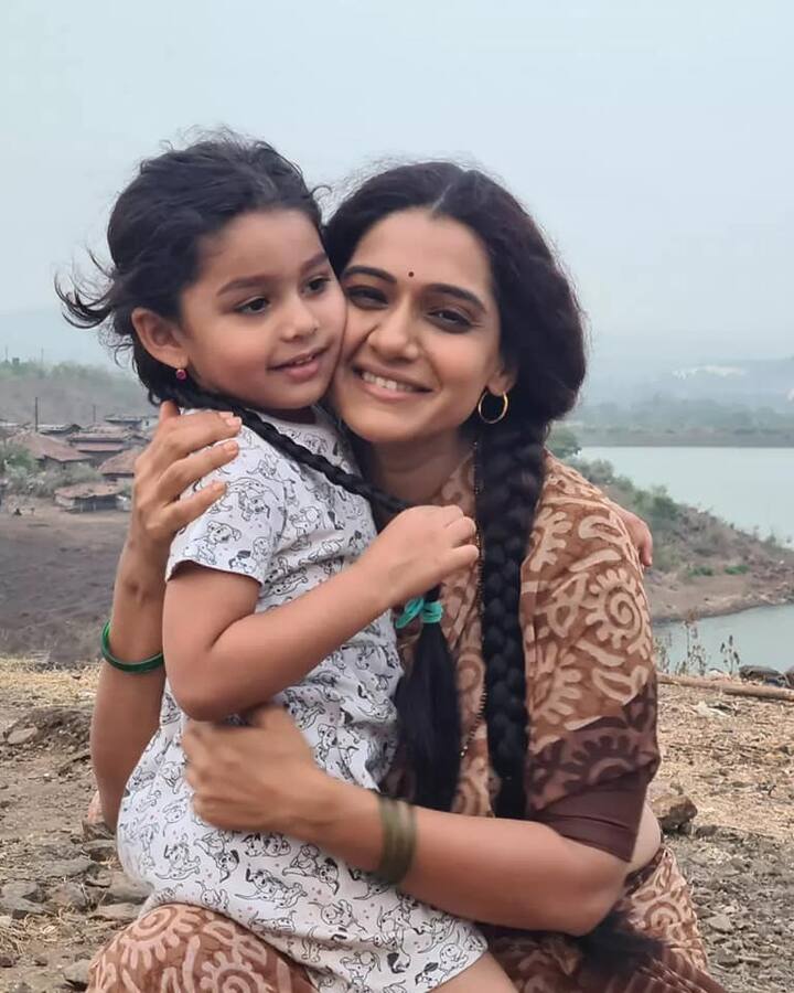 उर्मिलाची लेक म्हणजेच जिजा देखील बऱ्याचदा 'तुझेच मी गीत गात आहे'च्या सेटवर जात असते.