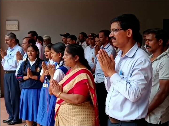 कर्नाटकातील  शैक्षणिक वर्षाला यंदा मे महिन्यापासूनच सुरुवात झाली आहे. आज सोमवार दिनांक 16 मे पासून शैक्षणिक वर्षाला प्रारंभ झाला. गेली दोन वर्षे कोरोना प्रादुर्भावामुळे शाळा दरवर्षीप्रमाणे 1 जूनपासून सुरु झाल्या नव्हत्या.