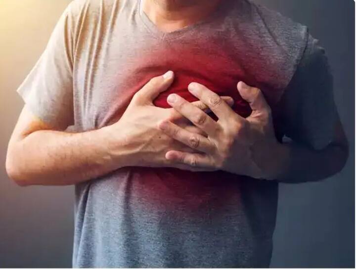 Exercise For Healthy Heart : बदललेल्या आणि धकाधकीच्या जीवनशैलीमुळे तणाव वाढत चालला आहे. अनेकांना विविध आजारांचा आणि शारीरिक समस्यांचा सामना करावा लागतो. अशातच तज्ज्ञांकडून आरोग्याची काळजी घेण्याचं आवाहन केलं जातं. तसेच, वाढत्या तणावामुळं हार्ट अटॅकचा धोका संभवतो. त्यामुळे हृदयाची काळजी घेणं गरजेचं आहे. हेल्दी डाएटसोबतच हृदयाचं आरोग्य राखण्यासाठी नियमितपणे व्यायाम करणंही गरजेचं असतं. जाणून घेऊया हृदयाचं आरोग्य राखण्यासाठी फायदेशीर ठरणाऱ्या एक्सरसाईजबाबत...