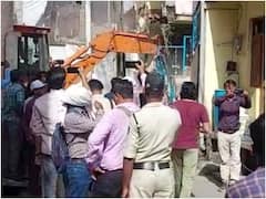 Ratlam News: कटा हुआ गोवंश पाए जाने के बाद हिंदूवादी संगठनों का प्रदर्शन, आरोपियों के घर पर चला बुलडोजर