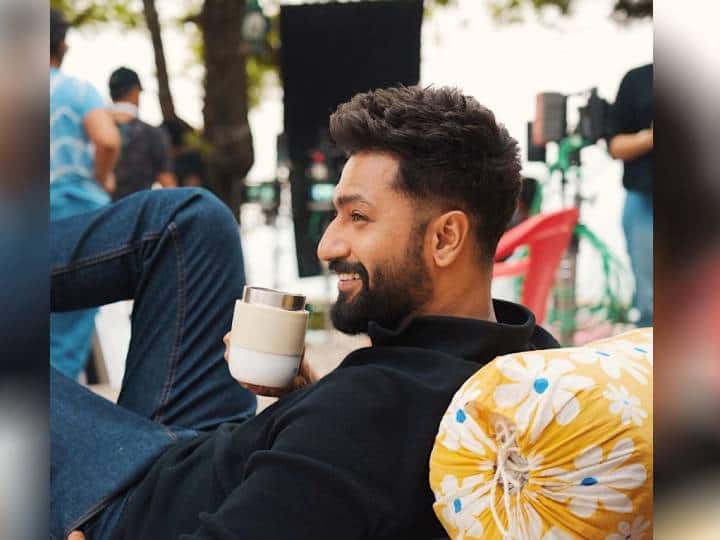 विकी कौशल अनुराग कश्यपच्या 'लव शव ते चिकन खुराना' आणि 'बॉम्बे वेल्वेट' या चित्रपटांमध्ये छोट्या भूमिकेत दिसला होता.विकी कौशलचा मुख्य अभिनेता म्हणून पहिला चित्रपट होता 'मसान'. हा चित्रपट 2015 मध्ये प्रदर्शित झाला होता. (Photo : @VickyKaushal/IG)