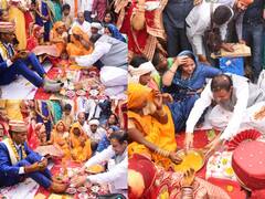 Chief Minister Kanyadan Yojana: सागर में  239 जोड़े की हुई शादी, मंत्री भूपेंद्र सिंह ने दलित बेटी के पांव पखारकर किया कन्यादान, देखें तस्वीरें