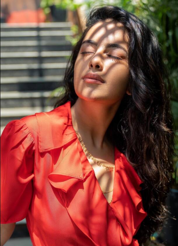 बालिका वधूमध्ये साध्याभोळ्या आनंदीची भूमिका साकारणाऱ्या अविकाच्या या ग्लॅमरस लूकला नेटकऱ्यांची पसंती मिळाली आहे. (Avika Gor/instagram)