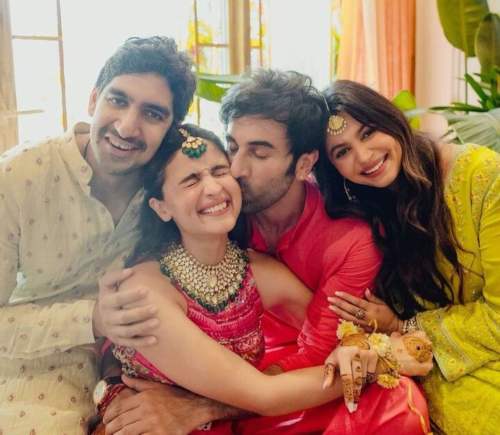 आलिया भट्ट और रणबीर की शादी को एक महीना हो चुका है. फर्स्ट मंथ एनिवर्सरी के मौके पर आलिया की बहन शाहीन भट्ट ने अपने इंस्टाग्राम पर वेडिंग दो अनसीन फोटो शेयर की हैं. एक फोटो आलिया की मेहंदी की है जिसमें रणबीर उन्हें प्यार करते दिख रहे हैं.