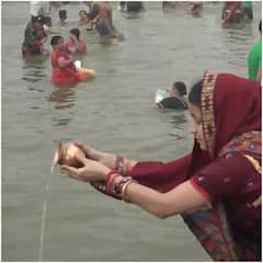 Buddha Purnima 2022: प्रयागराज में बुद्ध पूर्णिमा पर श्रद्धालुओं ने लगाई संगम में आस्था की डुबकी, देखें ये खास तस्वीरें