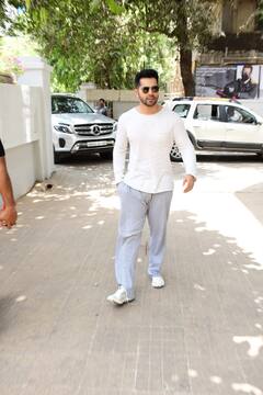 Photos: डांस क्लास में जाने से पहले दिखा Varun Dhawan का धार्मिक रूप, भगवान हनुमान से आशिर्वाद लेते दिखे एक्टर