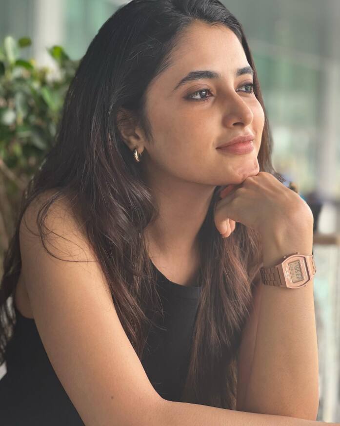 இதுவரை பார்த்த பெண்ணில் உன்னை போல என்னை யாருமே….ஏ…. அழகாலே கொன்று தின்று உயிர் மீட்டு தர வில்லையே……