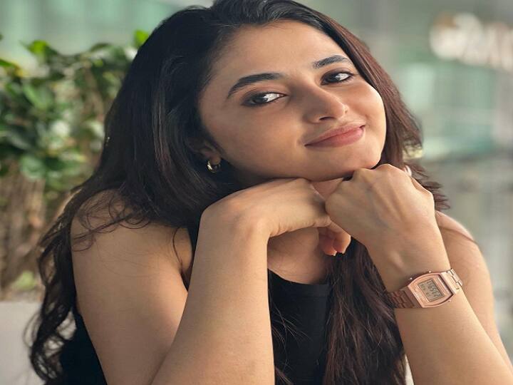 அவள் முகம் பார்த்து நான் இன்று தடுமாறினேன் நிழல் தொட வேர்த்து உயிர் கொண்ட சிலை ஆகுறேன்