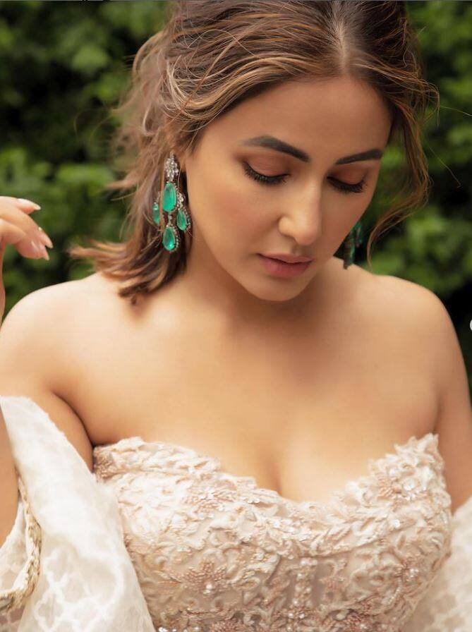 આ તસવીરોમાં હિના વ્હાઈટ આઉટફીટમાં બહુ હોટ લાગી રહી છે.