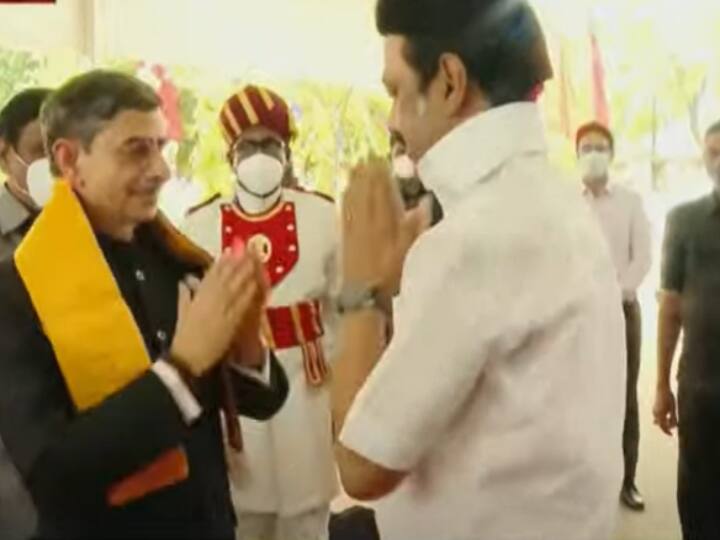 தேநீர் விருந்து புறக்கணிப்புக்கு பின் முதல்முறையாக சந்திக்கும் முதலமைச்சர், ஆளுநர்.. மகிழ்ச்சியுடன் நடந்த வரவேற்பு