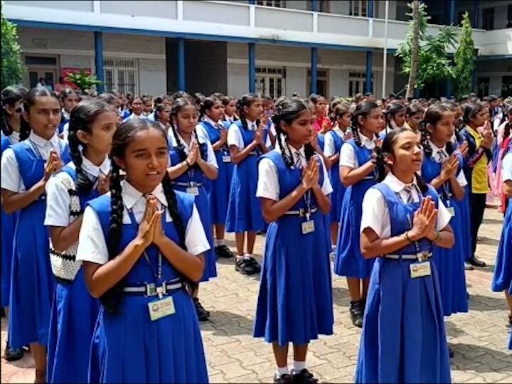 दरवर्षीपेक्षा या वर्षी पंधरा दिवसांपूर्वीच  उन्हाळी सुट्टीनंतर पुन्हा एकदा शाळा पुन्हा गजबजलेल्या पाहायला मिळाल्या.