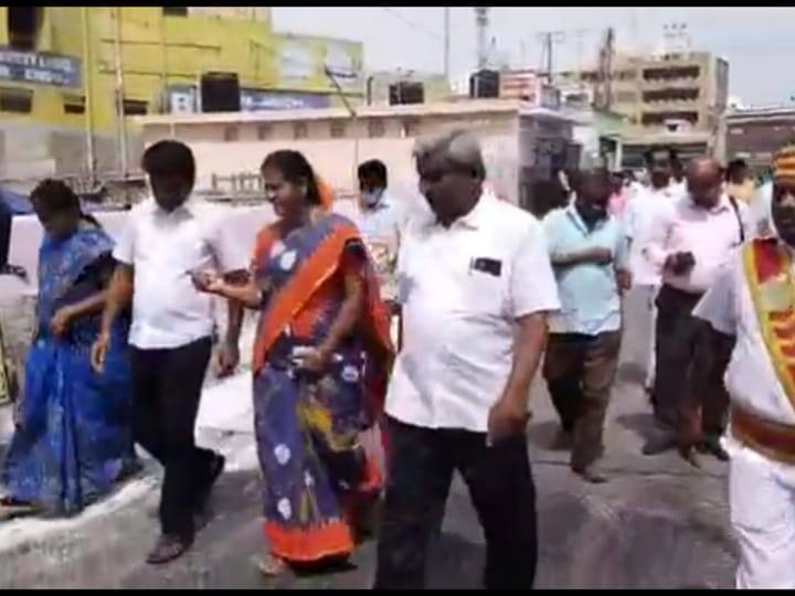 karur bus nilaya paguthiyil kadaigal varibakki vasoolikka nadavadikkai. பேருந்து நிலையத்தில் திடீர் ஆய்வு செய்த கரூர் மேயர்! அலறிய கடை உரிமையாளர்கள்! காரணம் என்ன?