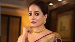 Raima Sen: বেগুনি শাড়ি, খোঁপা, গয়না, কলকাতার অনুষ্ঠানে এসে সাবেকি সাজে নজর কাড়লেন রাইমা
