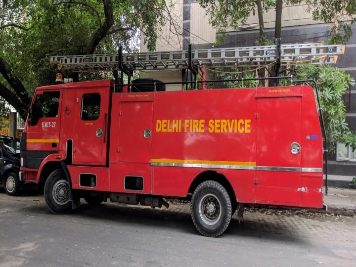 Delhi Fire Service started surprise fire inspection in hospitals and restaurants Delhi News: तापमान बढ़ने से आग की घटनाएं बढ़ीं, अग्निशमन विभाग ने अस्पतालों और रेस्टोरेंट में शुरू किया औचक आग निरीक्षण