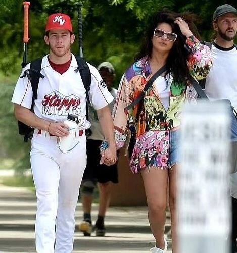 फैंस के दिलों पर राज करने के लिए ये कपल हर दूसरे दिन अपने डेली रूटिन के हिसाब से पोस्ट शेयर कर सारी लाइमलाइट खींच लेते हैं.