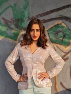 Raima Sen: বেগুনি শাড়ি, খোঁপা, গয়না, কলকাতার অনুষ্ঠানে এসে সাবেকি সাজে নজর কাড়লেন রাইমা