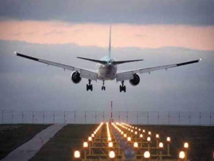 Drunken passenger forces flight to make emergency landing in Mumbai Mumbai News: नशे में धुत यात्री ने फ्लाइट को मुंबई में इमरजेंसी लैंडिंग के लिए किया मजबूर, सह-यात्रियों और क्रू मेंबर्स से किया अभद्र व्यवहार