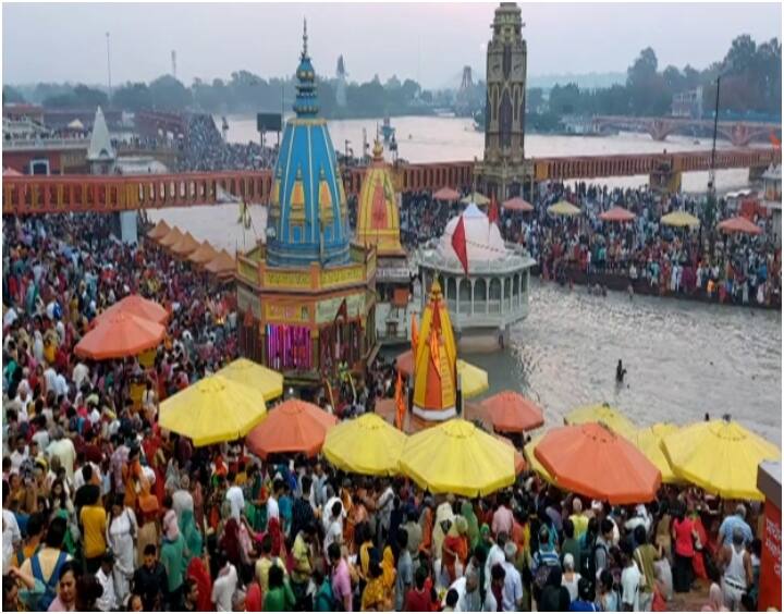 a thousands of pilgrims dip into holi river ganga in haridwar on buddha poornima ANN Haridwar Buddha Purnima: बुद्ध पूर्णिमा पर हरिद्वार में श्रद्धालुओं ने गंगा में लगाई डुबकी, शहर में सुरक्षा के कड़े इंतजाम