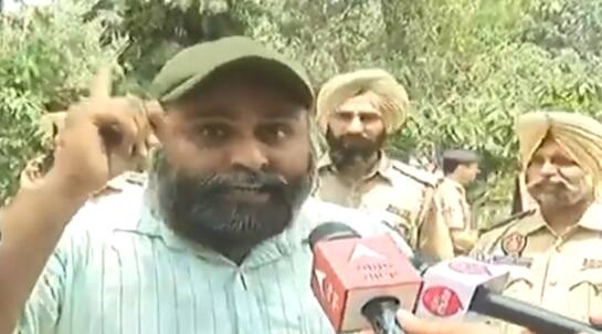 Punjab Bhawan ਬਾਹਰ CM ਨੂੰ ਮਿਲਣ ਪਹੁੰਚਿਆ ਵਿਅਕਤੀ, ਖੁਦ ਨੂੰ ਅੱਗ ਲਾਉਣ ਦੀ ਦਿੱਤੀ ਧਮਕੀ @ABP Sanjha ​